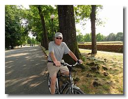 2011 05 21 Lucca - biking on the walls